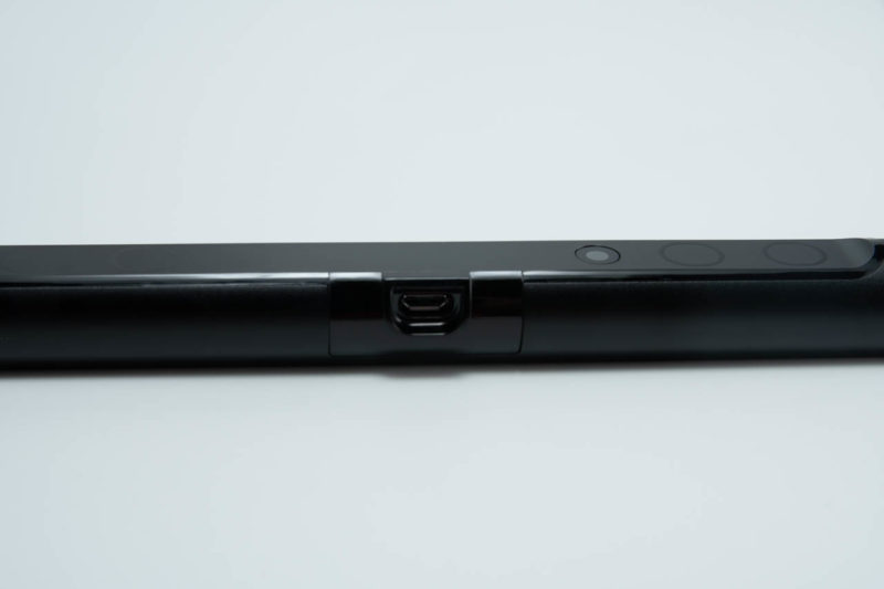 ScreenBarの中央裏側、USBポート